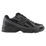 New Balance 740 Triple Black (GS) – widok z boku