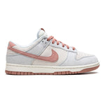 Zamszowe buty Nike Dunk Low Fossil Rose (SKU: DH7577-001) w jasnej kolorystyce Phantom i Summit White. Wyjątkowe sneakersy streetwear od tunedkids.
