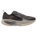 Nike Vomero 18 Medium Ash College Grey – widok z boku