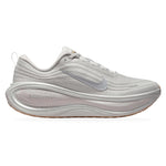 Nike Vomero Plus Speckle Vast Grey Wolf Grey – widok z boku
