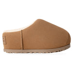 UGG Pumped Slide Chestnut – widok z boku